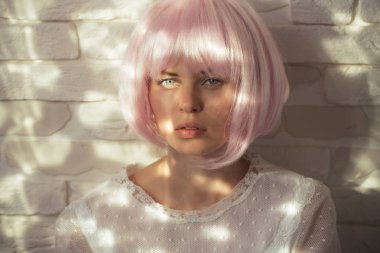 Sevimli yüzü beyaz tuğla duvar ile model