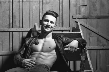 Şehvetli şık genç adam