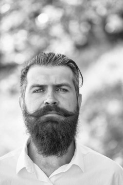 Mavi gökyüzü üzerinde sakallı adam