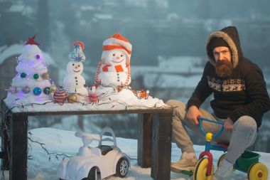 Adam binicilik bisiklet üstünde kar