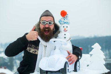 Sakallı adam pilot şapka ve gözlük başparmak gösterilmesini