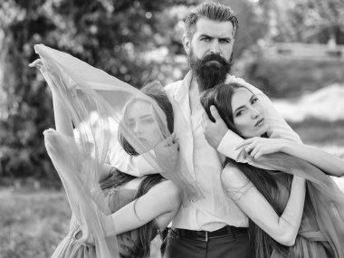 Sakallı adam ve iki kadın açık