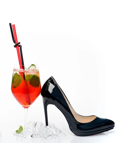 Cocktail mit Minze isoliert auf weißem Hintergrund. — Stockfoto