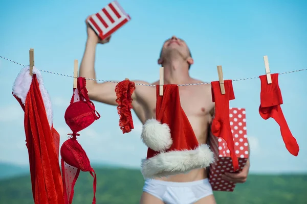 Homem de Natal com rosto feliz ao ar livre segurar caixa de presente . — Fotografia de Stock