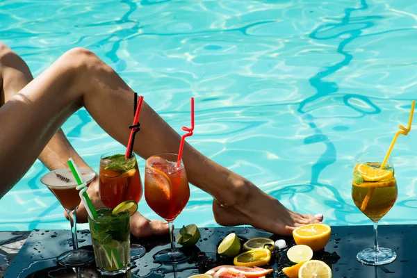 Vrouw met alcoholische dranken en fruit. — Stockfoto