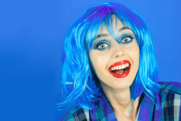 Modelo de moda en camisa a cuadros y labios rojos . — Foto de Stock