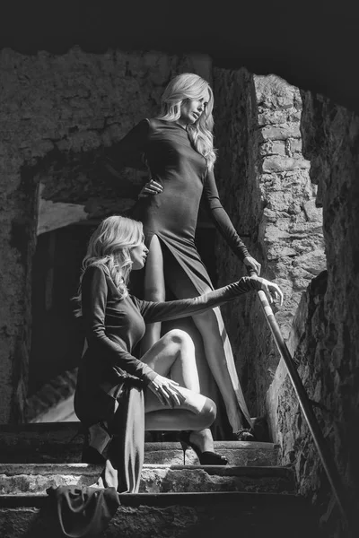 iki güzel ikiz kardeşler