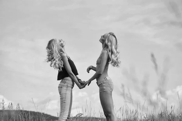 Mujeres bonitas en campo al aire libre — Foto de Stock