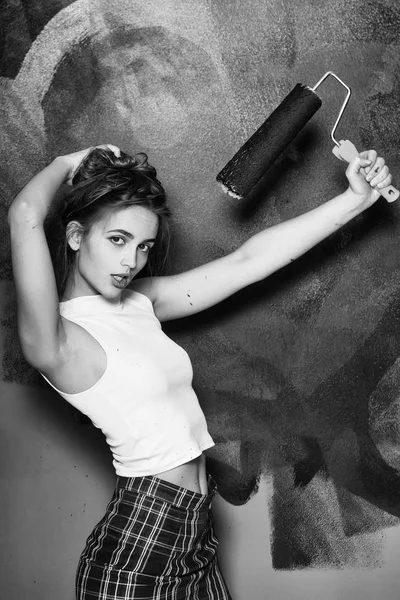 güzel kız Oluşturucu, ressam ile silindir boyama duvar siyah