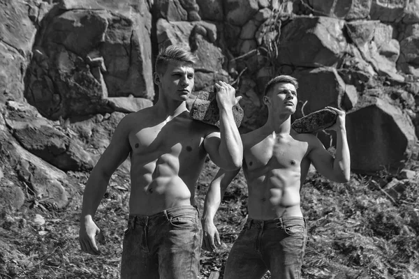 Muscolari giovani uomini — Foto Stock
