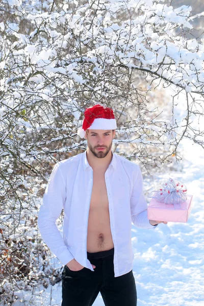 Noel Baba şapkası mevcut tutan adam kar ahşap kutu — Stok fotoğraf