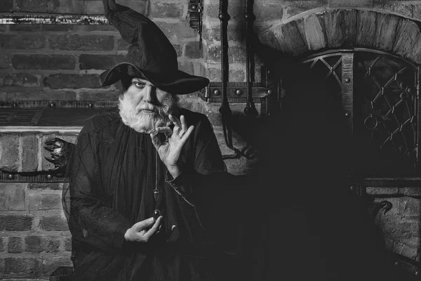 Старый волшебник с маятником — стоковое фото