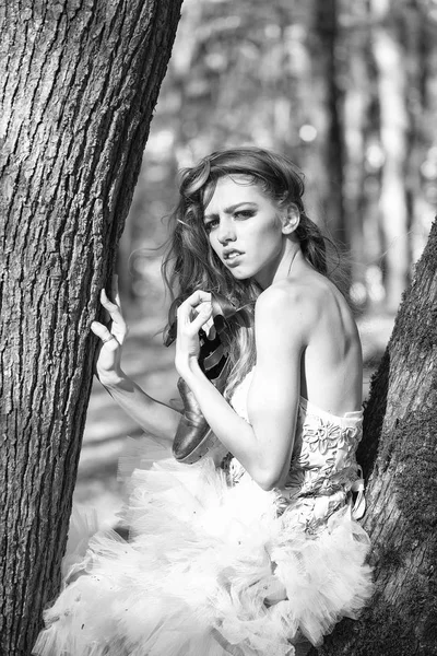 Tree yakınındaki şık kız