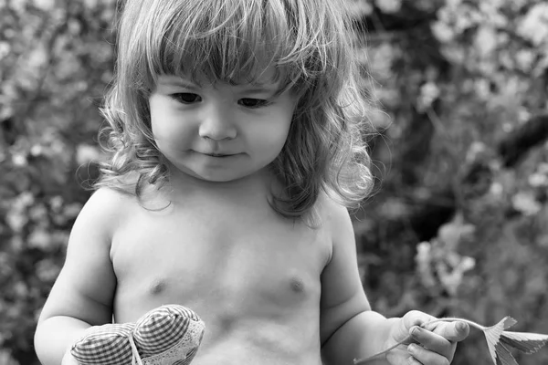 Küçük çocuk yaz saati sahiptir