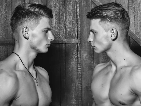 筋肉の胸を持つ双子 — ストック写真