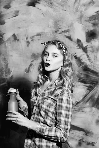 Kırmızı ördek dudaklar ve mor su şişesi ile flört kız