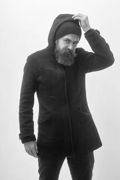 Бородатий серйозний жорстокий білий чоловік в чорній куртці і капюшоні — стокове фото
