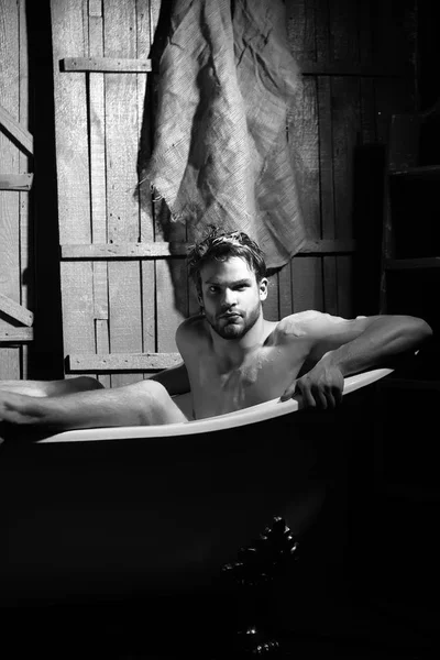 Bello uomo in bagno — Foto Stock