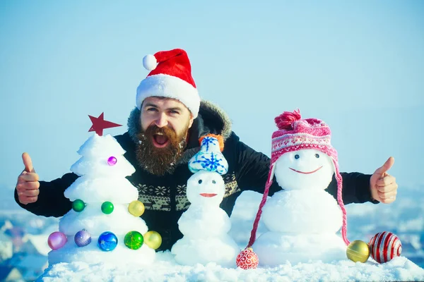 Санта людини, даючи великі пальці вгору руками з snowy скульптури — стокове фото