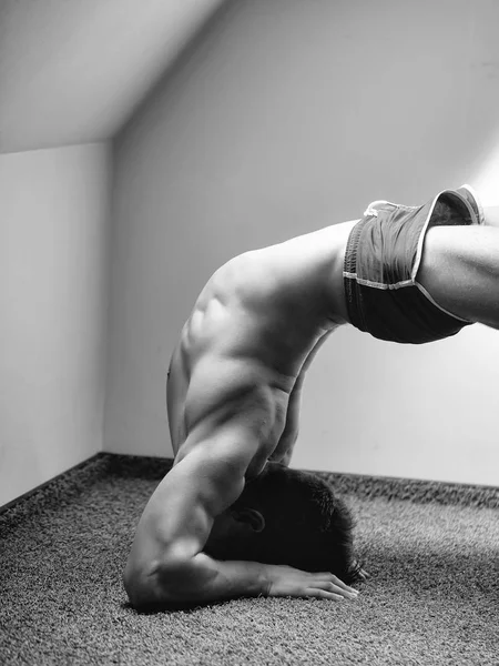 Muskulöser Yoga-Mann in Brückenposition — Stockfoto