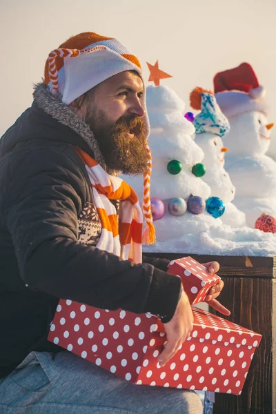 Man in de muts en sjaal op winterdag — Stockfoto