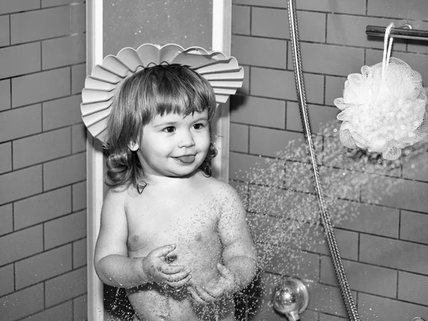 Niño juguetón en el baño — Foto de Stock