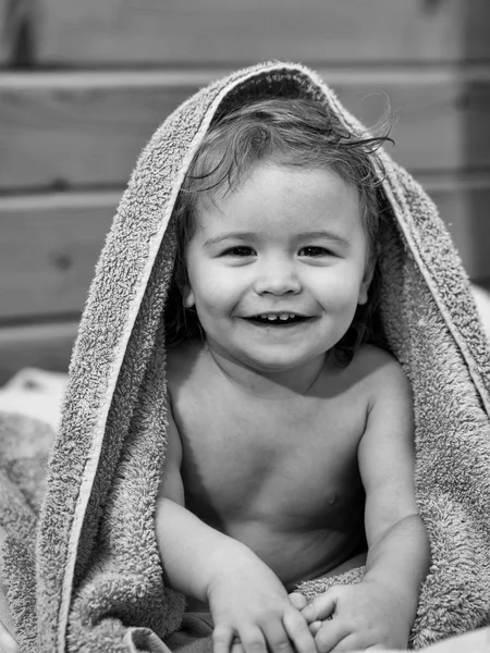 Menino pequeno em toalha — Fotografia de Stock