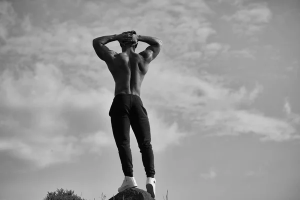 Sexy man mięśni na tle nieba — Zdjęcie stockowe