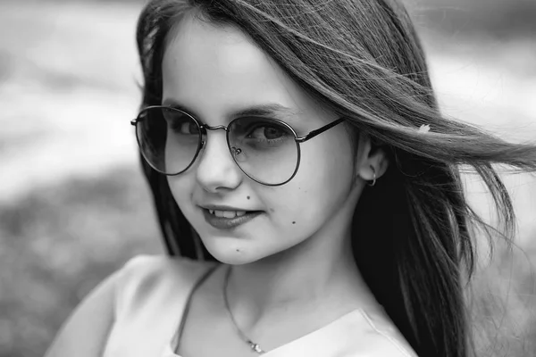 Small girl in sunglasses — Stock Photo, Image