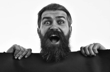 mutlu sakallı adam hipster beyaz izole kırmızı kağıt ile