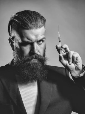 Şırınga ile sakallı adam
