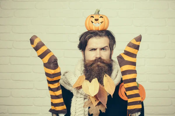 Cadılar Bayramı adam tuğla duvar çizgili çorap ile