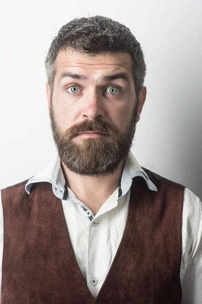 Homem com barba longa e bigode no rosto surpreso . — Fotografia de Stock