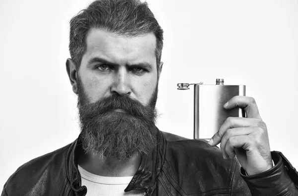 Metalik deri ceket kavanoza ile ciddi sakallı adam hipster