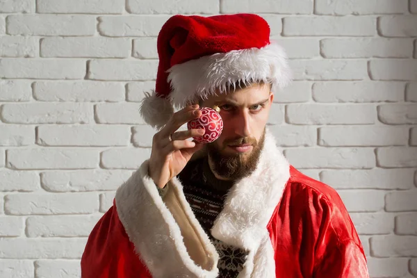 Kerst man in Kerstman hoed houden decoratie speelgoed — Stockfoto
