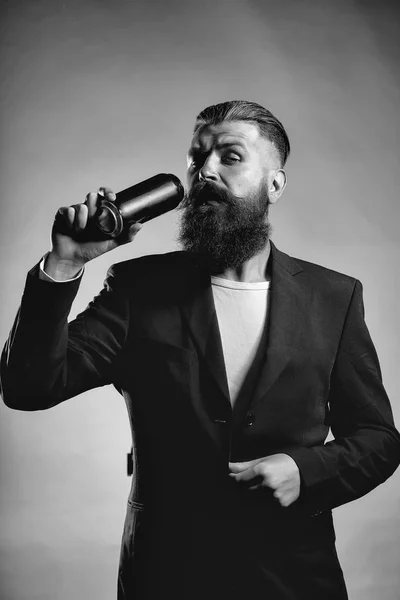 Uomo barbuto con lattina di birra — Foto Stock