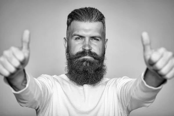 Homem barbudo com super gesto — Fotografia de Stock