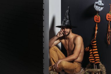 Cadı şapka gülümseyen ve gövde bared Cadılar Bayramı adam