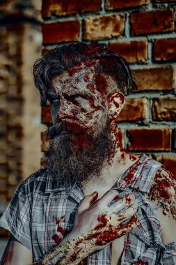 Cadılar Bayramı zombi tuğla duvar üzerinde yırtık gömlek