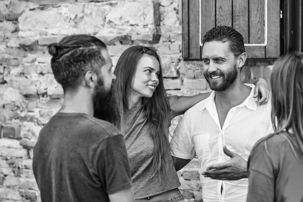 Casal com amigos — Fotografia de Stock