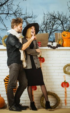 Cadılar Bayramı kız ve konuşmak ve pencerede gülümseyen maço