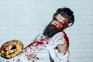 Cadılar Bayramı hipster kırmızı kan splatters ile sakallı