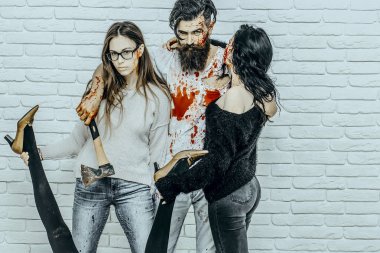 Cadılar Bayramı insanlar beyaz tuğla duvar