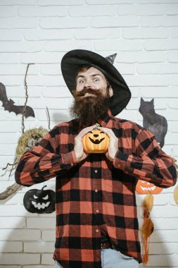 Cadılar Bayramı adam cadı şapka kabak gülümseyen