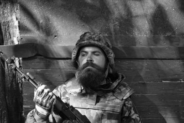 tüfeği olan genç asker