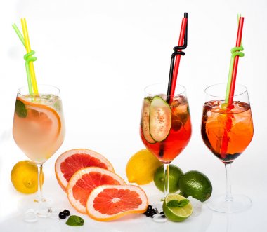 beyaz izole kokteyl.