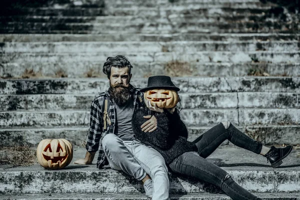 Halloween-Frau mit Kürbiskopf im Filzhut — Stockfoto