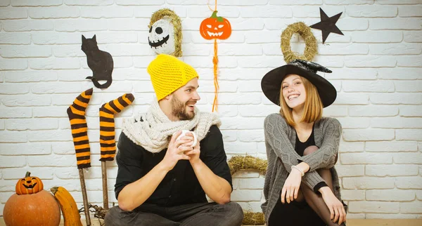 Halloween pár a szerelem a téglafal mosolyogva — Stock Fotó