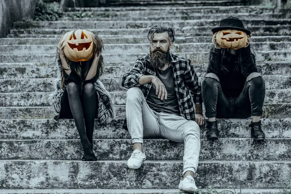 Halloween femmes avec têtes de citrouille — Photo