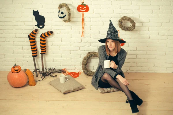 Halloween Kobieta w kapelusz czarownicy z filiżanek — Zdjęcie stockowe